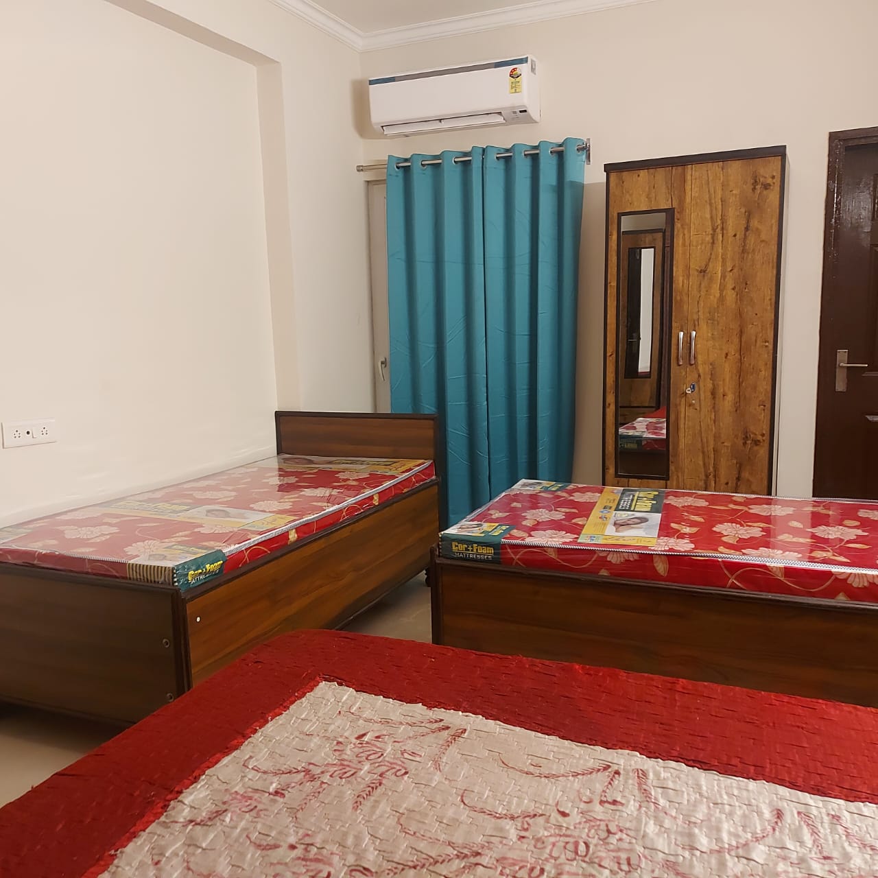 137 FEMALE ACCOMMODATION and GIRLS PG